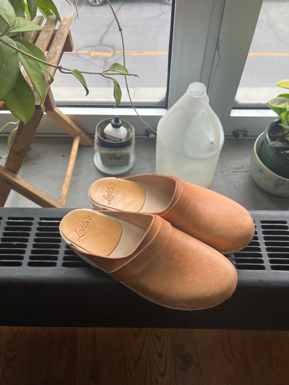 Lotta tan clog
